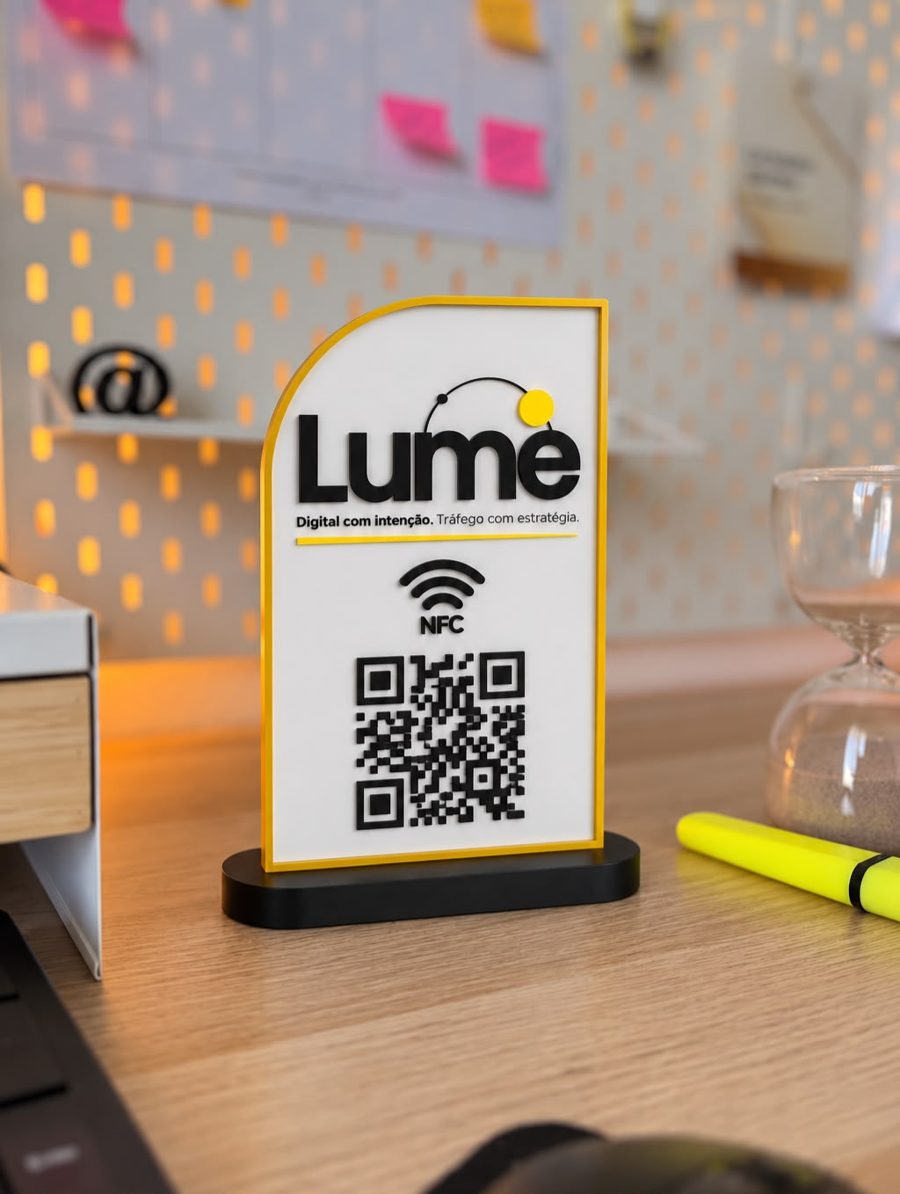 Placa NFC personalizada com a marca Lume, com QR Code, pousada numa secretária